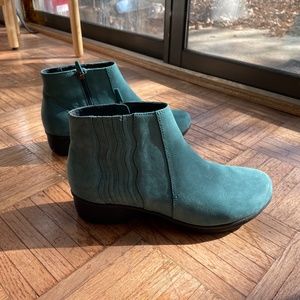 Dansko larkin teal turquoise nubuck ankle booties | sz 40 LIKE NEW